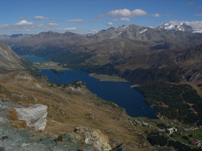 Blick vom Gipfel hinab zum Silser See, 1000 m tiefer!