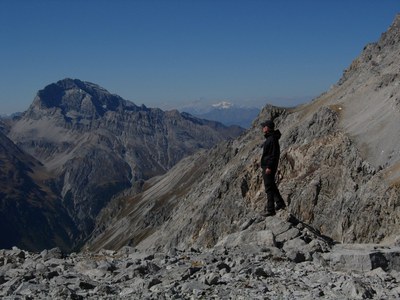 Mitten in der Steinwüste - Ausblick vom Weg zum Gipfel.
