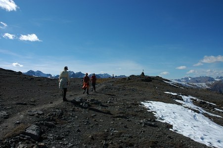 Die letzten Meter über den breiten Gipfelrücken zum Gipfelsteinmann.