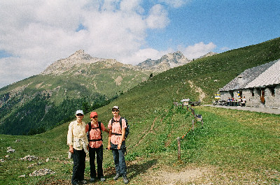 An der Alp Muntatsch (2186 m). Im Hintergrund: Piz Padella (2857 m).