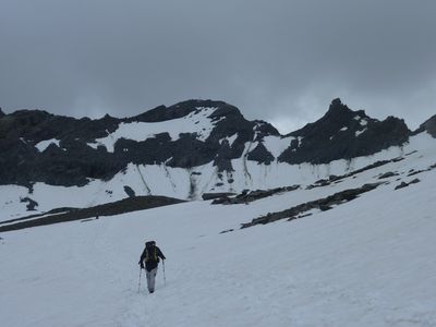 Auf den Überresten des Zischgenferners zur Zischgenscharte. Im Hintergrund mit Gipfelkreuz die Schöntalspitze.