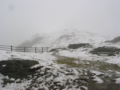 Blick vor die Hüttentür: Schnee und Nebel in 2750 m Höhe.