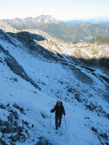 Nordseitig liegt ein wenig Schnee auf dem Geröll.