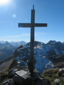 Gipfelkreuz der Zehnerkarspitze (2382 m).