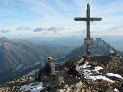 Am Gipfelkreuz des Hochgolling in der Nachmittagssonne.