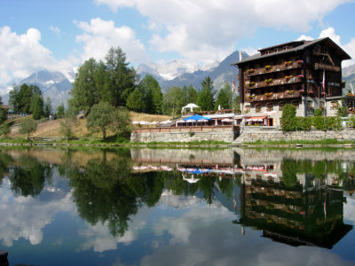 Der idyllische Grächner See (1720 m).