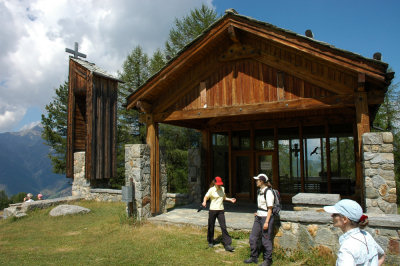 Modernes Kirchlein oberhalb der Hannigalp.