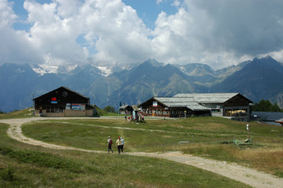 Hannigalp mit Bergrestaurant und Aussicht.