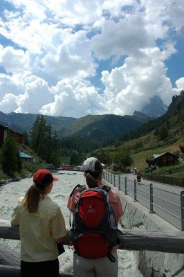 Blick von Zermatt zum wolkenverhangenen Matterhorn.