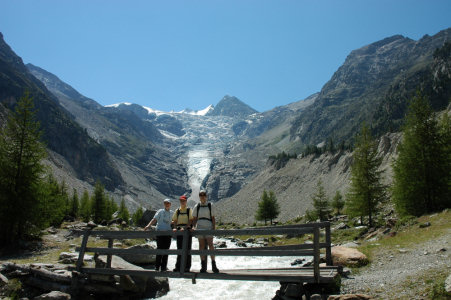 Brücke über den Riedbach am Gletschertor. Im Hintergrund: Der Riedgletscher.