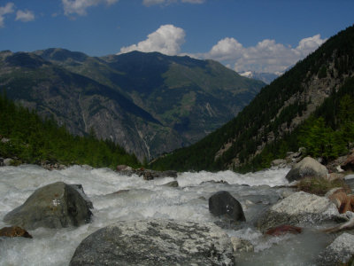 Der Riedbach mit Blick auf Gasenried und das Mattertal.