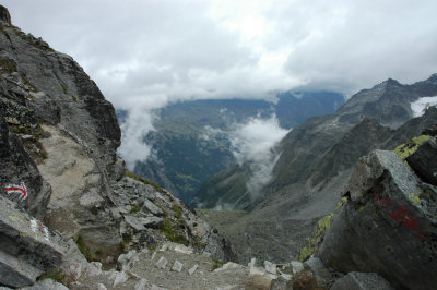 Tiefblick ins Saastal vom Seetalhornpass (2975 m).