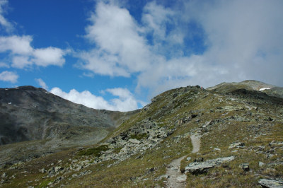 Aufstiegsweg. Im Hintergrund links der Gipfel des Augstbordhorns.