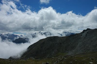 Blick hinab Richtung Schwarzhorn (2776 m) und Stalden.