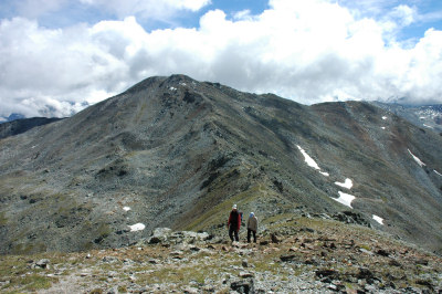 Aufstieg zum Violenhorn. Im Hintergrund das Augstbordhorn.