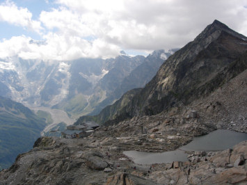 Die italienische Malnate-Hütte. Dahinter in Wolken die imposante Monte-Rosa-Ostwand.