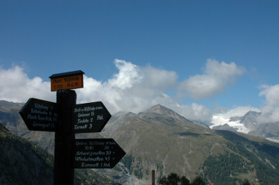 Wegweiser an der Oberen Riffelalp.