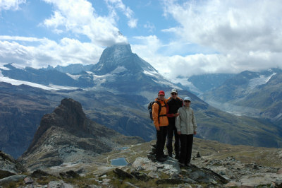 Im Hintergrund: Riffelhorn, Riffelsee und Matterhorn.