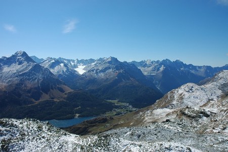 Aussicht von der Fuorcla Grevasalvas auf den Silser See und Sils.