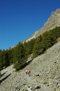 Der Seerundgang führt über alpine Wege.