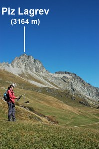 Kartenstudium. Im Hintergrund: der Piz Lagrev.