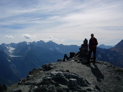 Am Gipfelsteinmann des Piz Lunghin (2780 m).