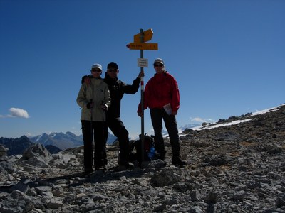 Wegweiser auf der Fuorcla Zavretta (2890 m).