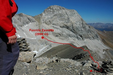 Blick zurück auf den Aufstiegsweg. Im Hintergrund: Piz Üertsch (3267 m).