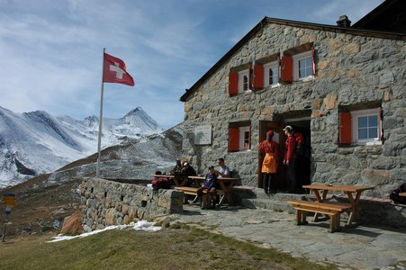 Die Chamanna d'Es-cha (2594 m).