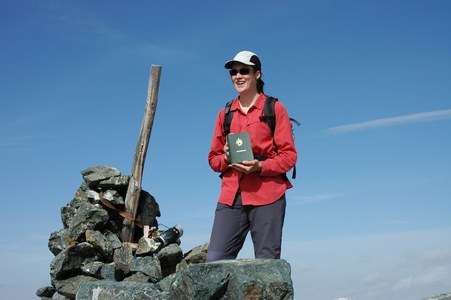 Gipfelfoto mit Gipfelbuch und Gipfelsteinmann.