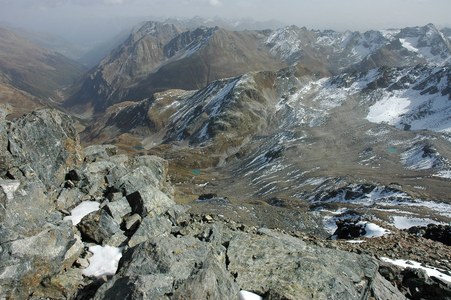 Tiefblicke vom Gipfel aus ins Tal.