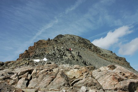 Blick zurück zum Gipfelaufbau des Schwarzhorns.