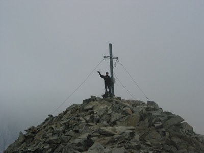 Am Gipfelkreuz des Bösen Weibl (3121 m).