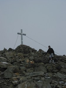 Das Gipfelkreuz des Roten Knopfes (3281 m).