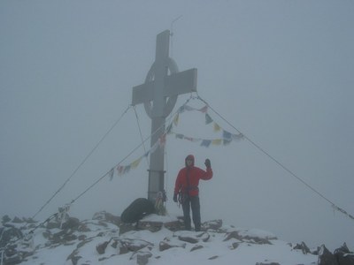 Am Gipfelkreuz des Glödis (3206 m).