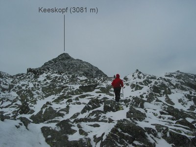 Die mit Steinmännern markierte Ostflanke des Keeskopfes.