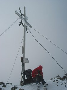 In eisigem Wind am Gipfelkreuz des Keeskopfes (3081 m).