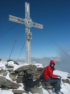 Am Gipfelkreuz des Petzeck (3283 m).