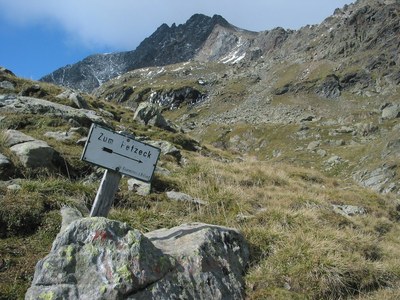 Alter Wegweiser zum Petzeck von der OeAV-Sektion Holland.