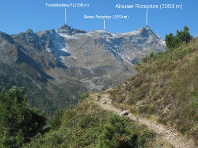 Blick zur Alkuser Rotspitze beim Abstieg ins Debanttal.