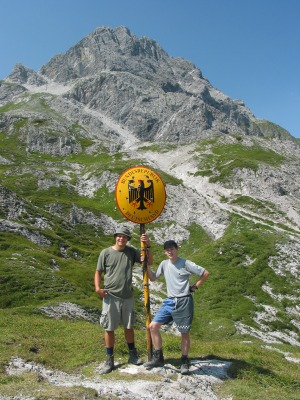 Elmar und Thorsten an der österreichisch-deutschen Grenze.