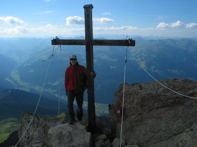 Am Nordgipfel der Ahornspitze mit Blick auf Mayrhofen.