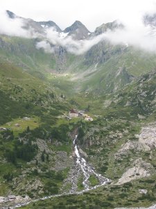 Die Berliner Hütte (2042 m) mit Nebengebäuden.