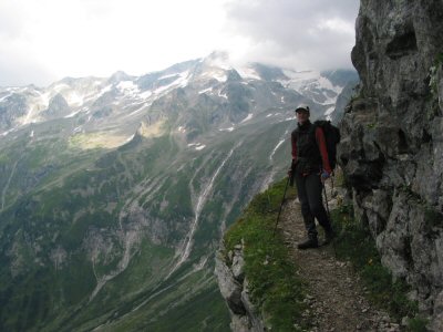 Luftige Elsenklamm mit Kasseler Hütte im Hintergrund.