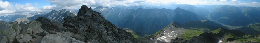 Panoramablick vom Gipfel der Ahornspitze Richtung Westen auf die Zillertaler Alpen.