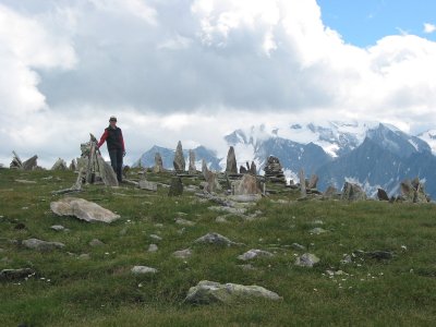 Auf dem Petersköpfl umringt von Steinmännern.