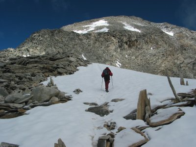 Über ein Schneefeld auf dem Weg zum Hohen Riffler.