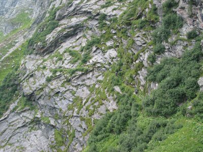 Seilversicherte Stellen im Löffelkar über der Elsenklamm.