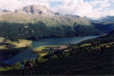 Blick von der Via Engiadina auf Silvaplana. [Bild vom Juli 2002]