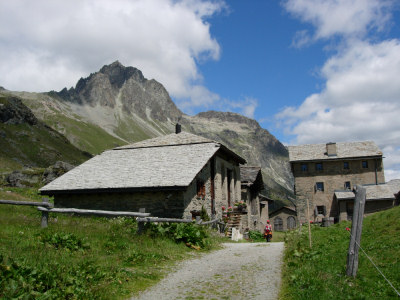 Die malerische Siedlung Blaunca hoch über dem Silser See.